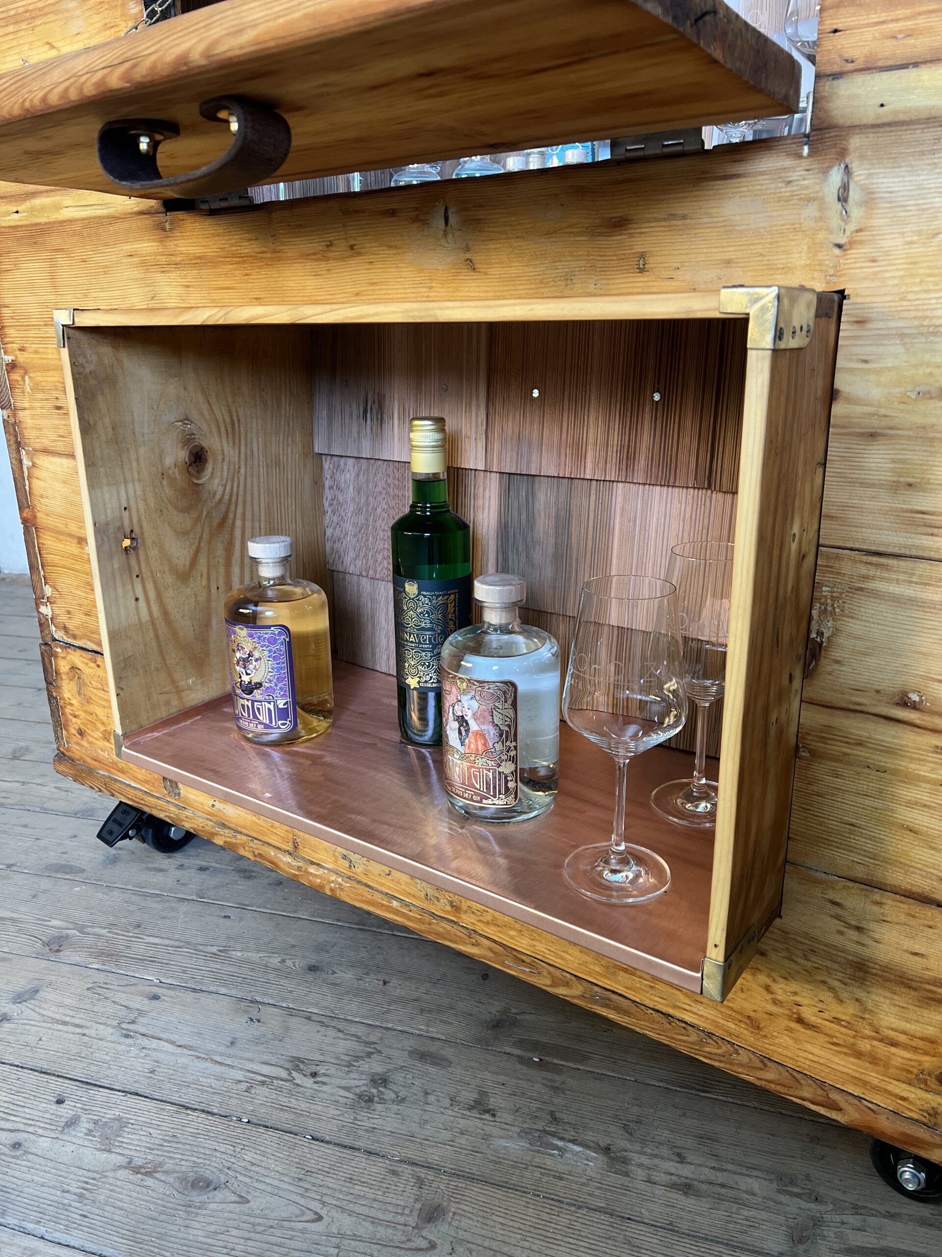 Coalbar Minibar Vintagemöbel Massivholzmöbel urig wild Einzelstück Groholz Unikat Coalbar Minibar Vintagemöbel Massivholzmöbel urig wild Einzelstück Groholz Unikat