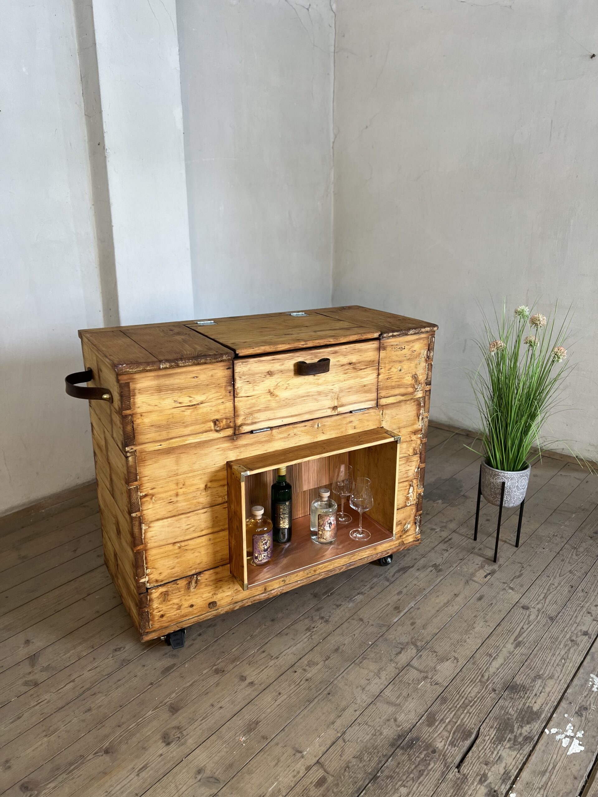 Coalbar Minibar Vintagemöbel Massivholzmöbel urig wild Einzelstück Groholz Unikat Coalbar Minibar Vintagemöbel Massivholzmöbel urig wild Einzelstück Groholz Unikat