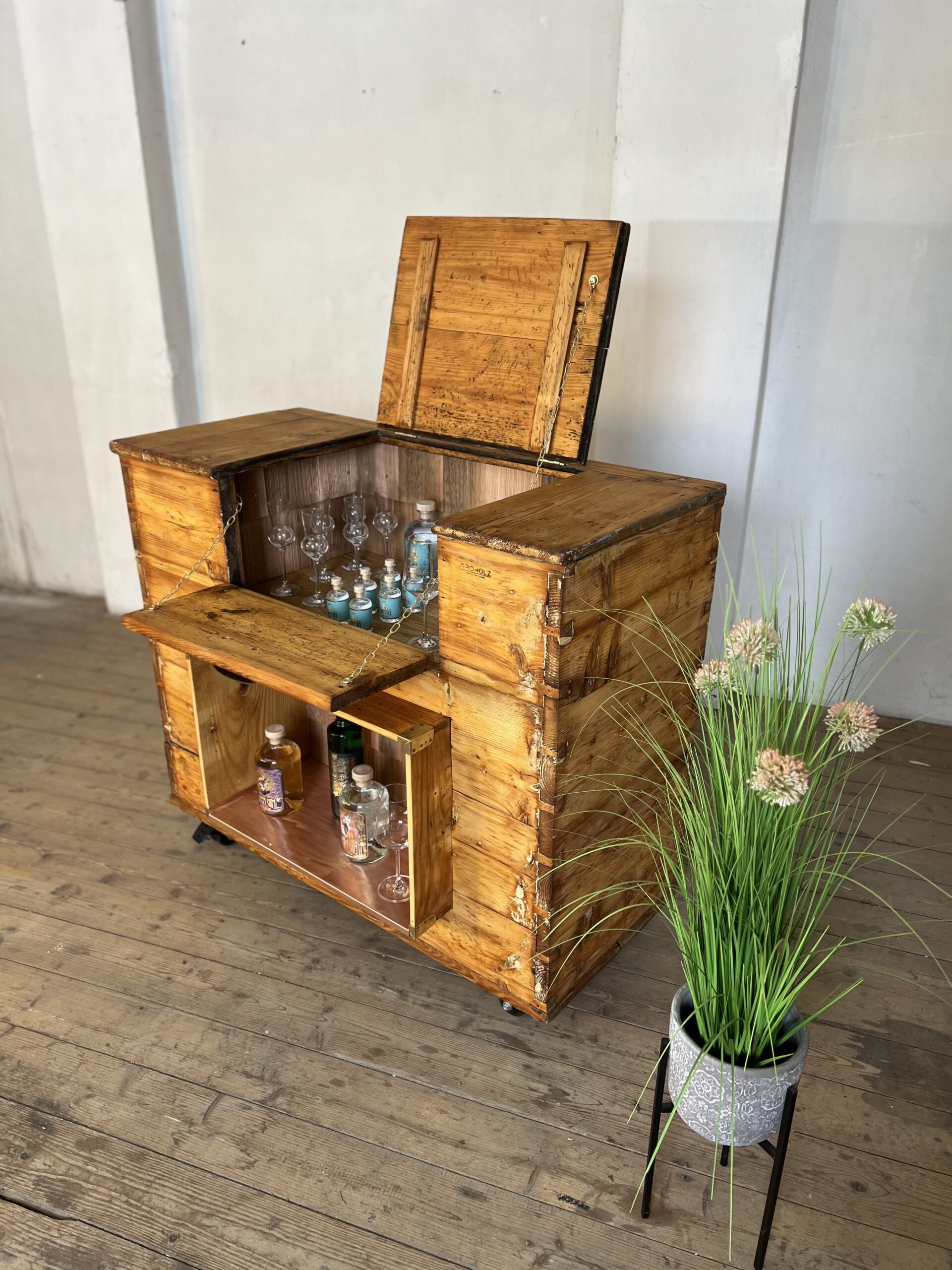 Coalbar Minibar Vintagemöbel Massivholzmöbel urig wild Einzelstück Groholz Unikat Coalbar Minibar Vintagemöbel Massivholzmöbel urig wild Einzelstück Groholz Unikat